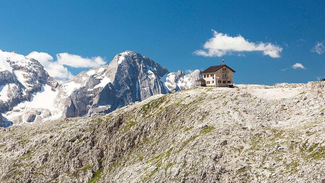 Blick auf die Franz-Kostner-Hütte auf der Sellagruppe mit der Marmolada im Hintergrund, Provinz Bozen, Südtirol, Trentino, Italien