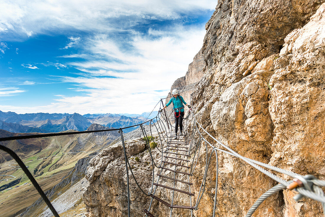 Ein Kletterer entlang des Klettersteigs Piazzetta auf der Sella-Gruppe, Provinz Bozen, Südtirol, Trentino, Italien