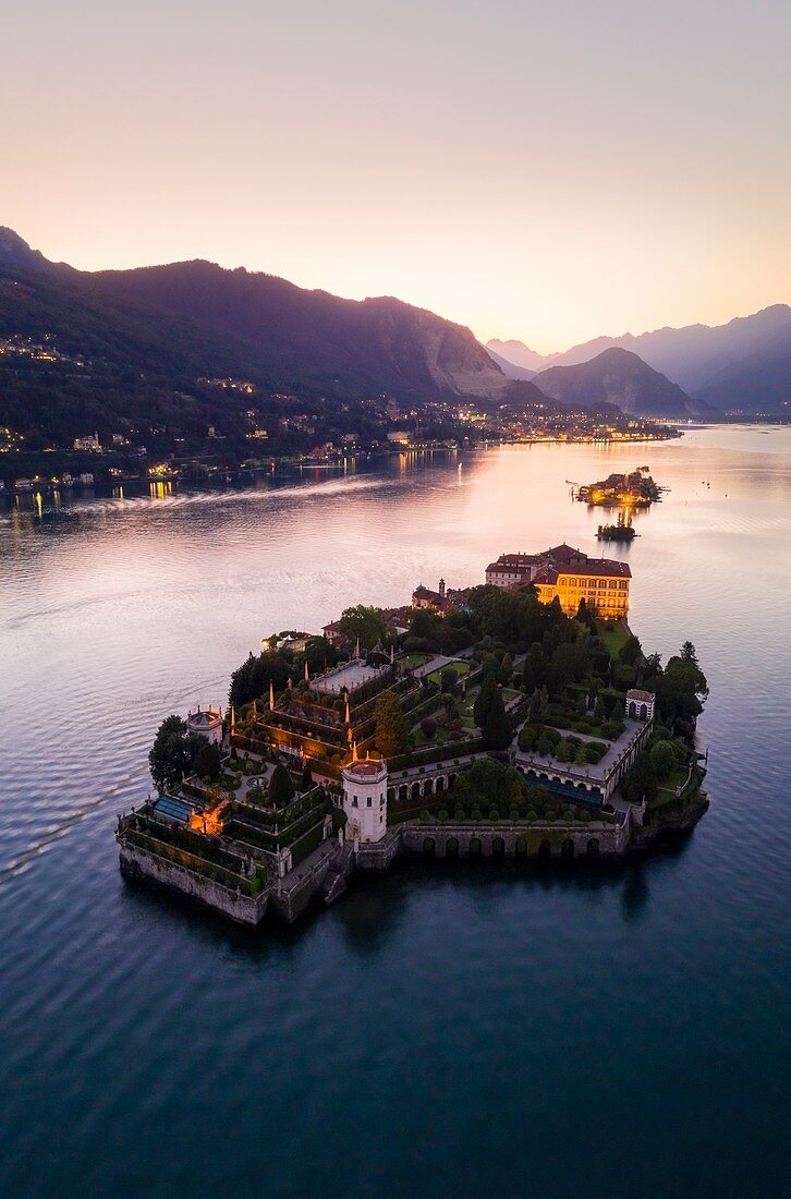 Luftaufnahme von Isola Bella und Isola dei Pescatori bei Sommersonnenuntergang, Stresa, Lago Maggiore, Piemont, Italien