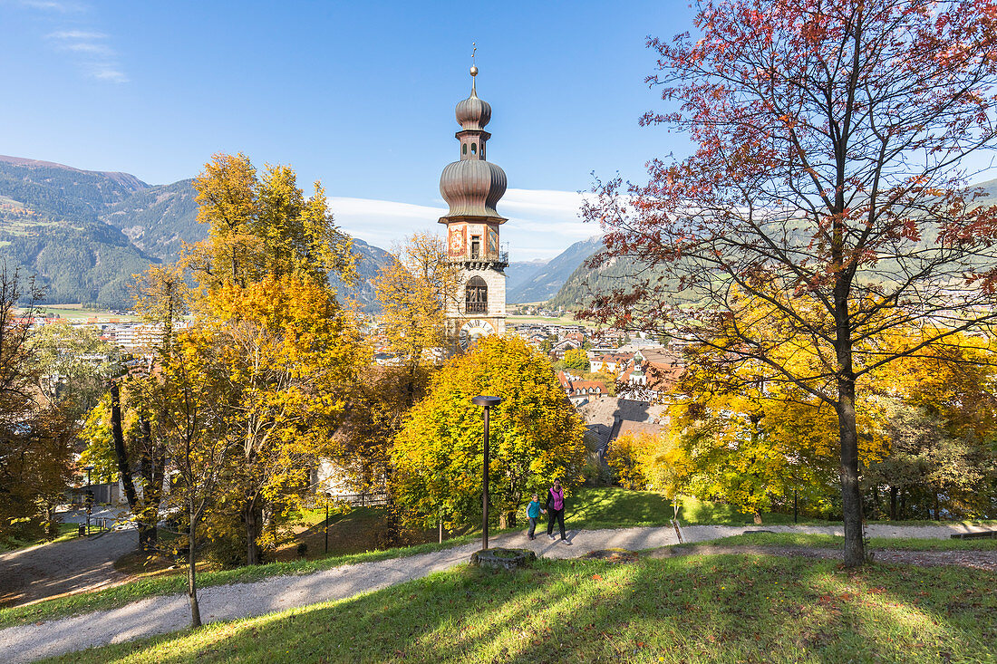 Herbstansicht des Bruneck, mit dem Glockenturm im typischen Tiroler Stil, Provinz Bozen, Südtirol, Trentino-Südtirol, Italien