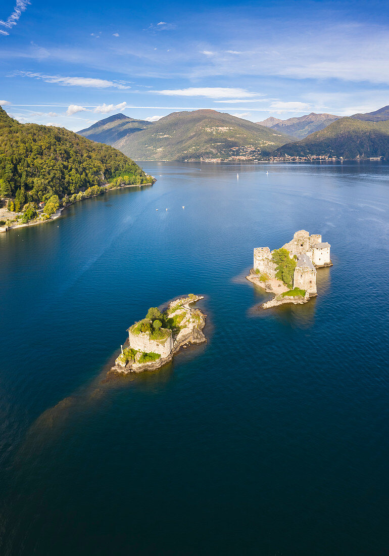 Luftaufnahme der mittelalterlichen Castelli di Cannero, Lago Maggiore, Cannobio, Piemont, Italien