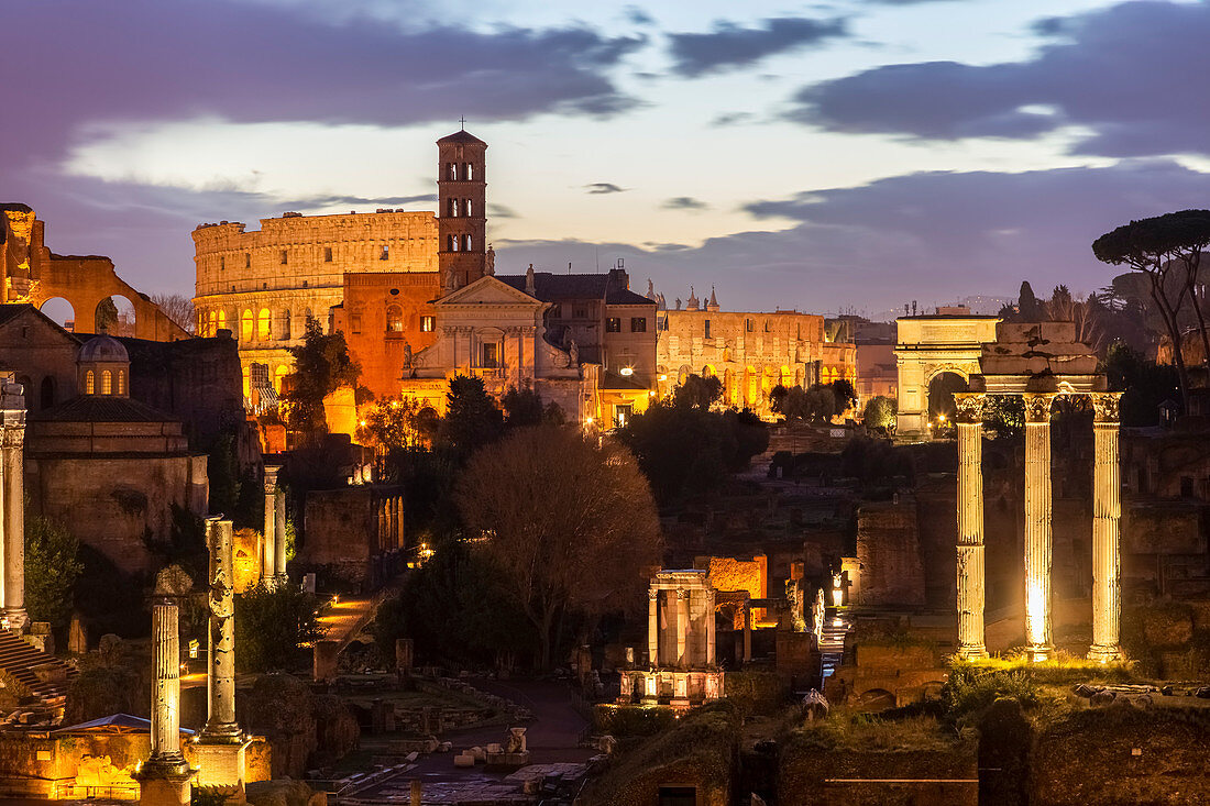 Blick auf die Ruinen von Fori Imperiali vom Campidoglio in Morgendämmerung, Rom, Region Latium, Europa, Italien