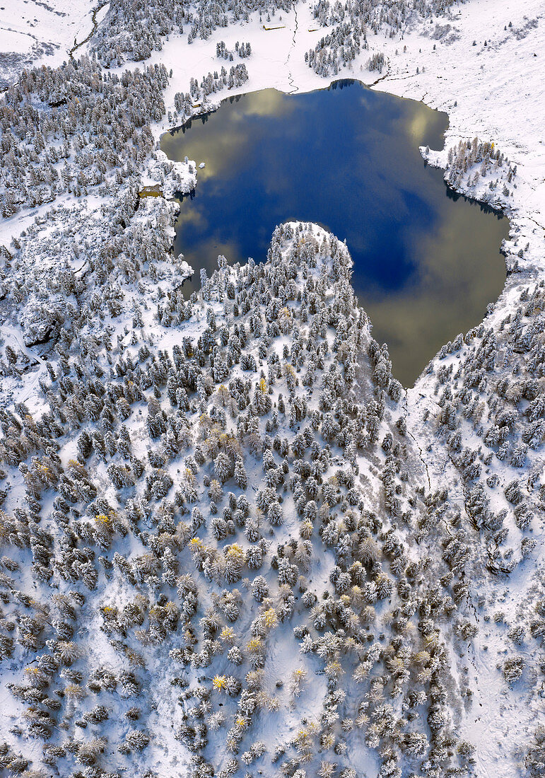 Luftaufnahme von Cavloc-See nach einem Schneefall im Herbst, Maloja-Pass, Bergell-Tal, Kanton Graubünden, Engadin, Schweiz
