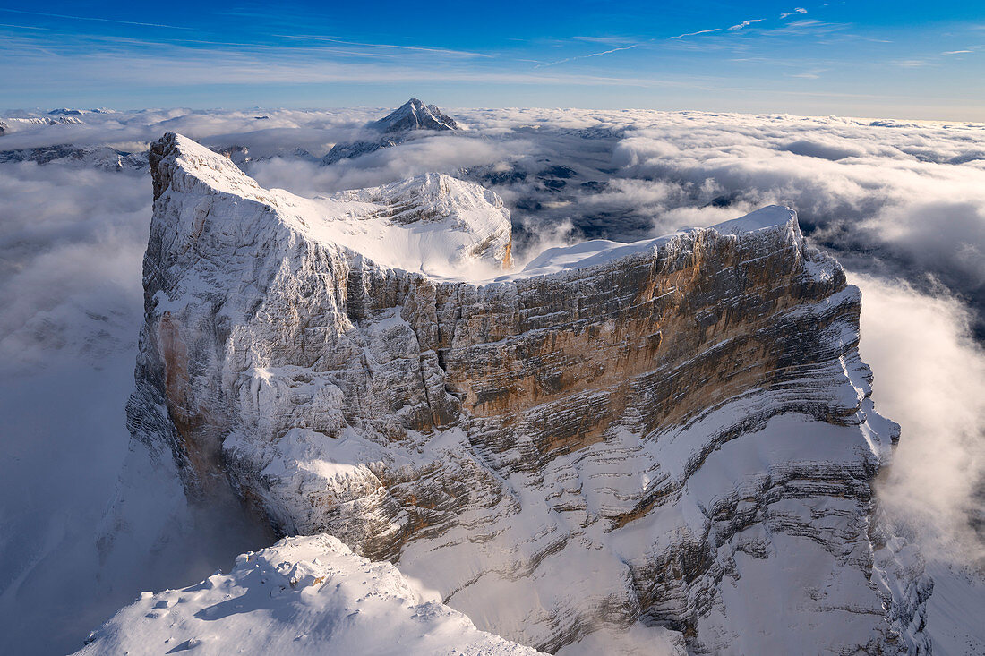 Luftaufnahme des Monte Pelmo im Winter, Val di Zoldo, Dolomiten, Provinz Belluno, Venetien, Italien, Europa