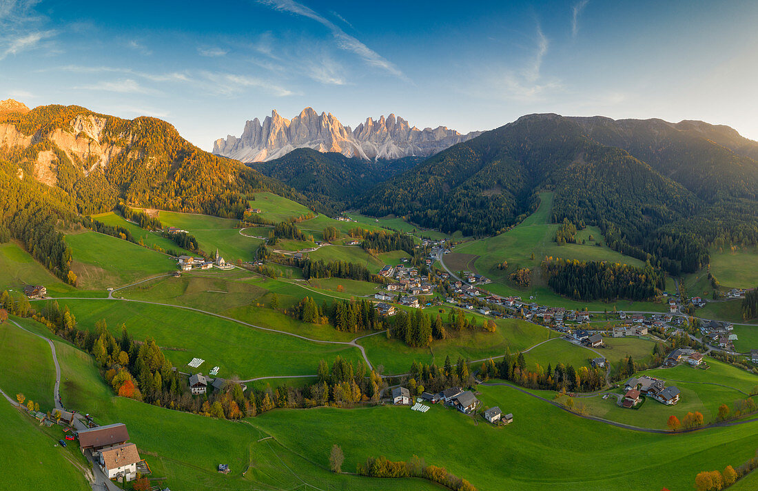 Luftaufnahme von Santa Magdalena, Villnöß (ital. Funes), Provinz Bozen, Trentino-Südtirol, Italien