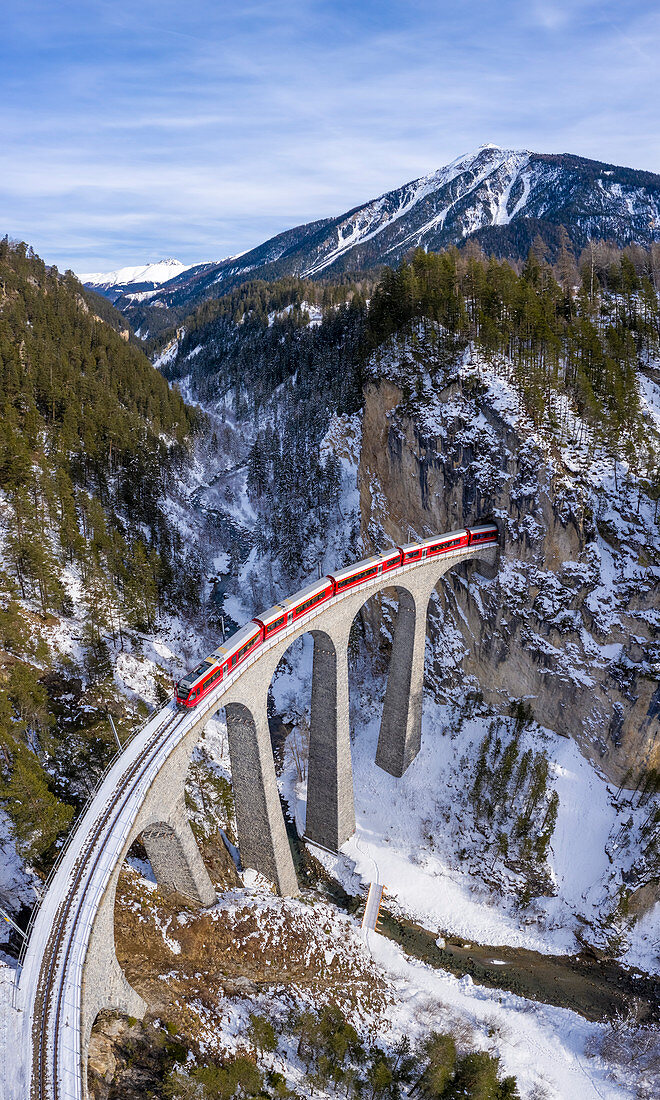 Luftaufnahme des berühmten Bernina-Express beim Überqueren des Landwasserviadukts, Filisur, Kanton Graubünden, Schweiz, Europa