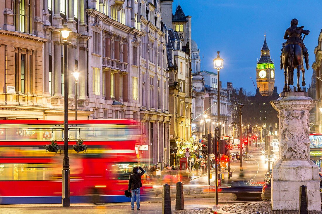Vereinigtes Königreich, London, Westminster, Trafalgar Square, Pferdeskulptur von Karl dem Ersten und Hintergrund Big Ben (Glockenturm)