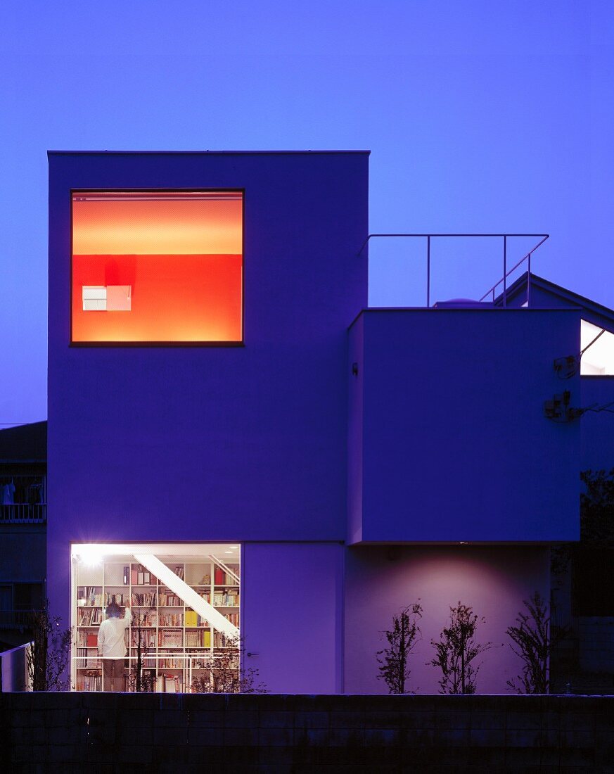 Neubauhaus mit raumhohen Fenstern in Abendstimmung, Juicy Haus, Tokio, Japan