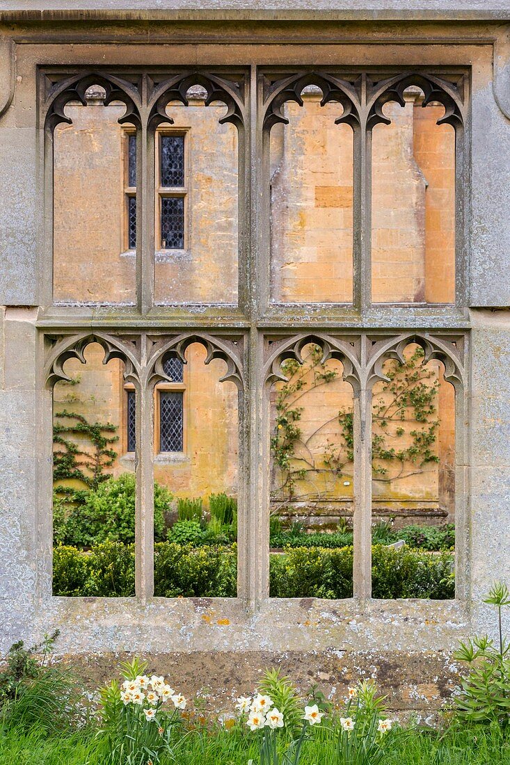Vereinigtes Königreich, Gloucestershire, District Cotswold, Region Cotswolds, Winchcombe, Sudeley Castle aus dem 15. Jahrhundert, ehemaliger Wohnsitz von Catherine Parr (Witwe von Heinrich VIII.), Garten