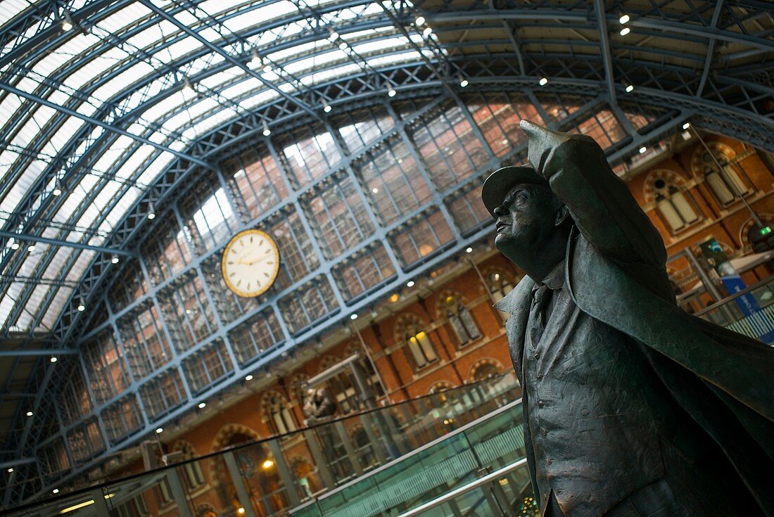 England, London, St. Pancras, Innenansicht des Bahnhofs St. Pancras, Statue des Dichters Sir John Betjemen, Befürworter der Erhaltung des Bahnhofs, von dem Bildhauer Martin Jennings