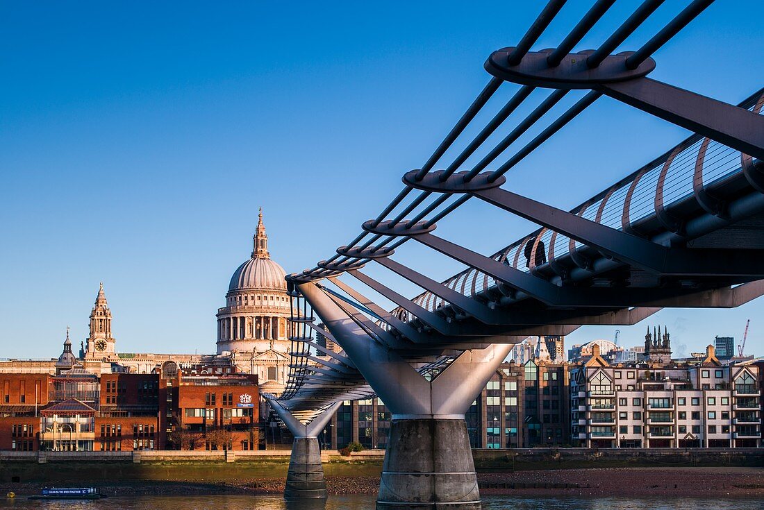 England, London, Southbank, Millenium Bridge und St Paul's Cathedral, Morgendämmerung