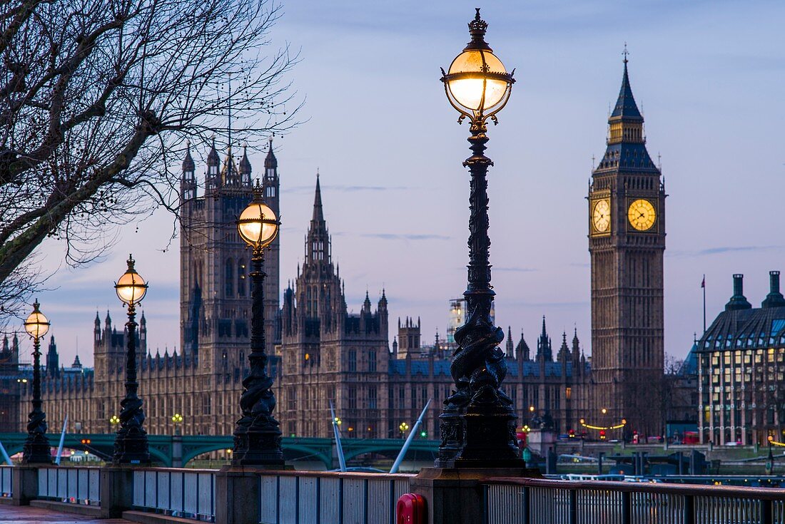 England, London, Victoria Embankment, Houses of Parliament und Big Ben, Morgendämmerung