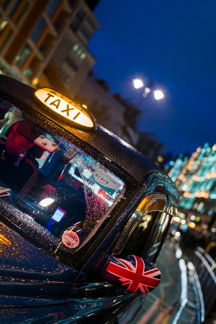 England, London, Kinghtsbridge, Londoner Taxi auf der Brompton Road, Abenddämmerung