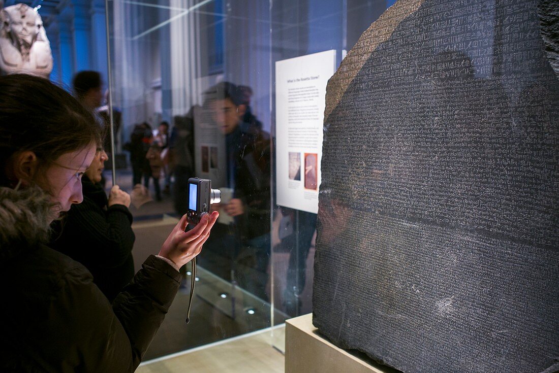 England, London, Bloomsbury, The British Museum, Ägyptischer Raum, Der Stein von Rosetta, seine Entdeckung ermöglichte die Entzifferung des altägyptischen Alphabets, fotografiert mit dem Handy