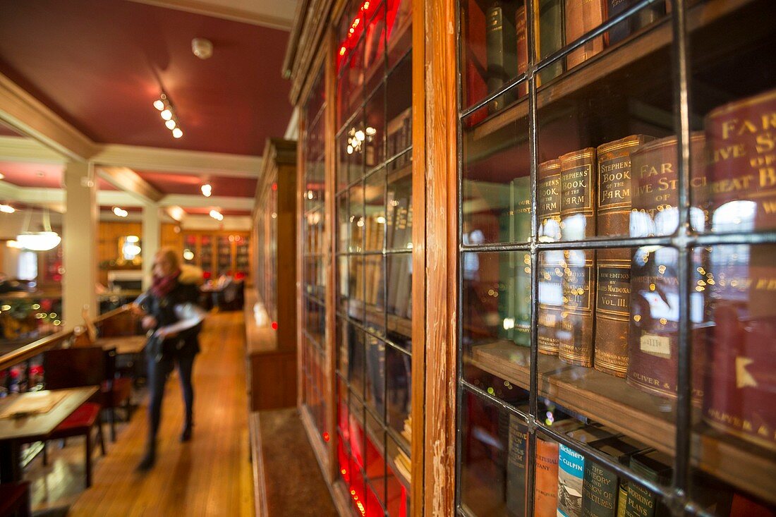 United Kingdom, Scotland, Edinburgh, listed as World Heritage, interior of the Library Bar of the Edinburgh University