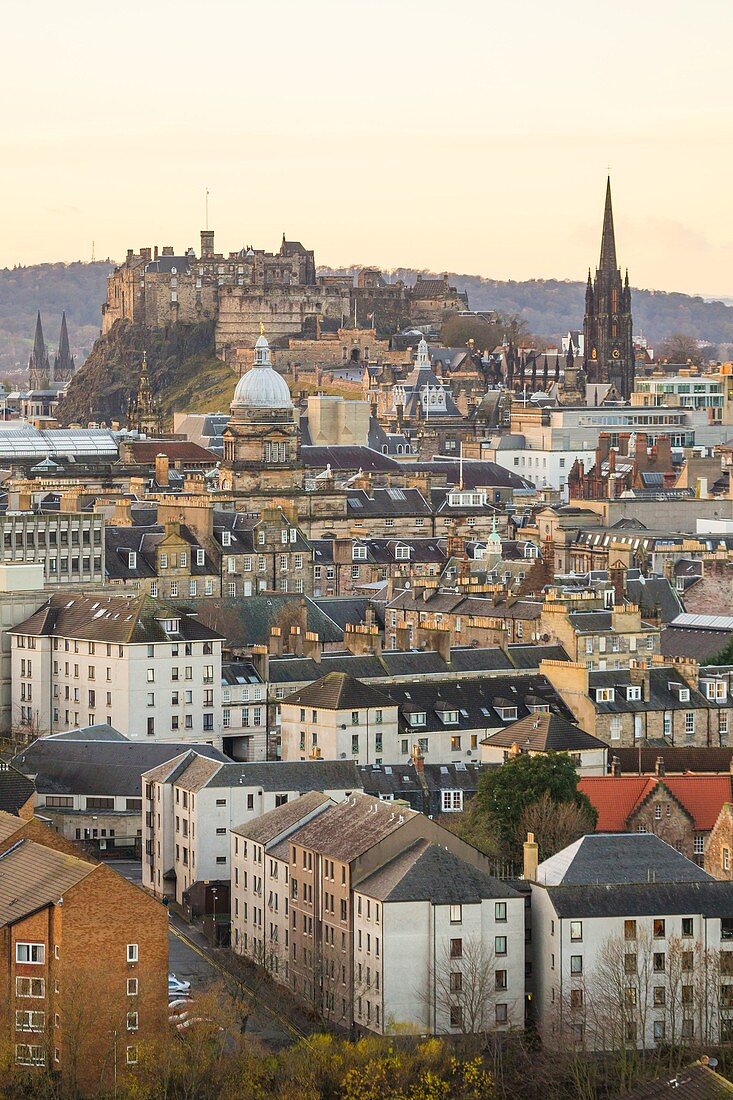 Vereinigtes Königreich, Schottland, Edinburgh, Weltkulturerbe, Blick auf die Burg vom Hollyrood Park