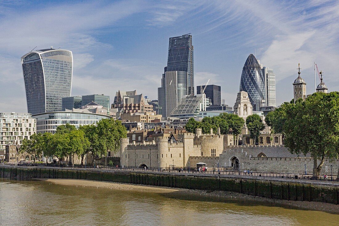 Vereinigtes Königreich, London, die Themse, der Tower of London, The City mit ihren Wolkenkratzern, der vom Architekten Rafael Viñoly entworfene Walkie Talkie, der Tower 30 St. Mary Axe oder das Swiss Re Building, auch als The Gherkin bekannt, entworfen vom Architekten Norman Foster