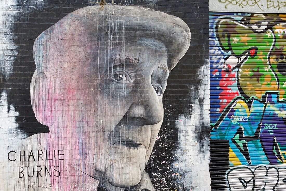 Vereinigtes Königreich, London, Bezirk Whitechapel, Brick Lane, Bacon Street-Wandbild Portrait von Charlie Burns - berühmten Anwohner, von Streetart-Künstler Ben Slow