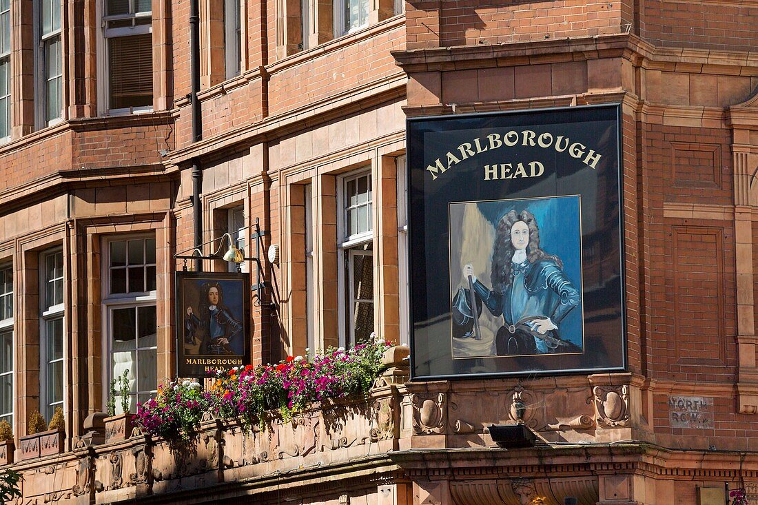 Vereinigtes Königreich, London, Mayfair, North Audley Street nahe Oxford Street, Marlborough Head Pub, Backsteinfassade, Porträt