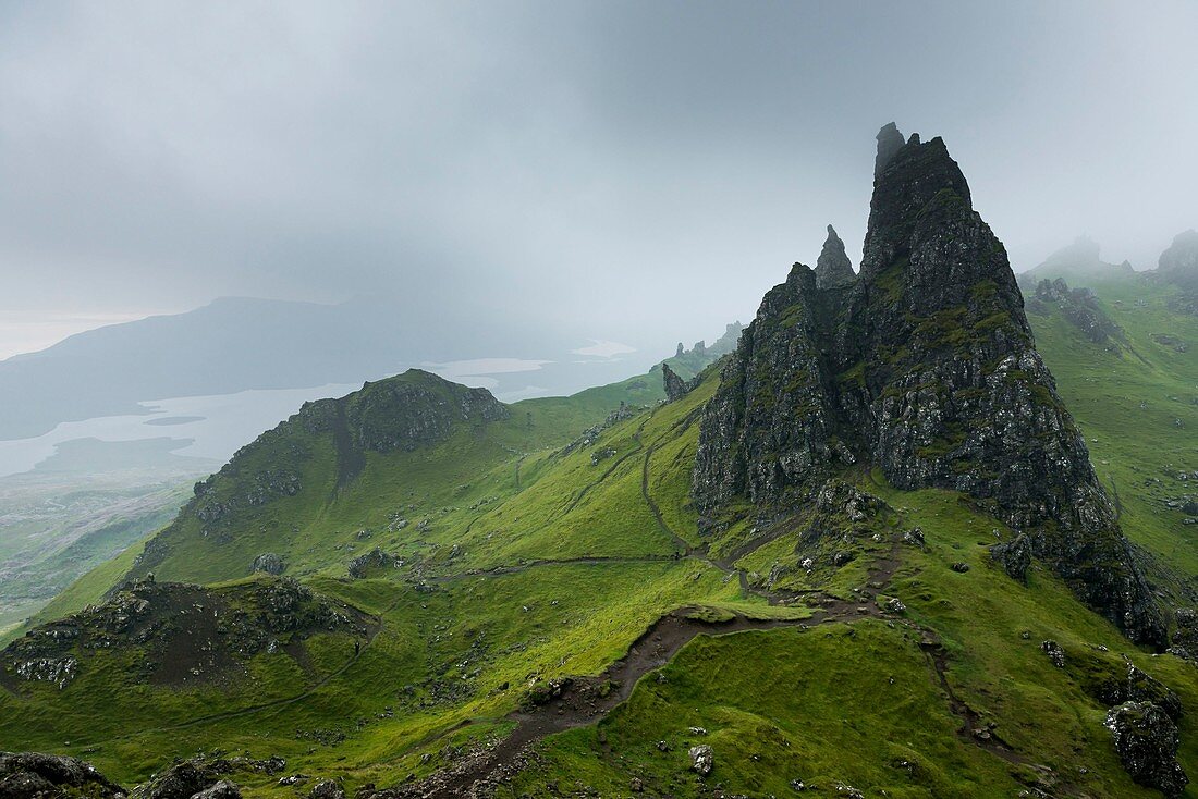 Schottland, Highland, Isle of Skye, Old Man of Storr mit Kulisse