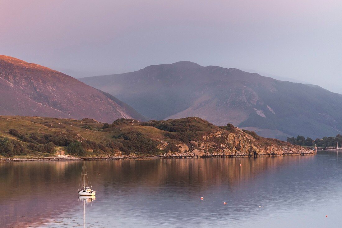 Schottland, Highland, Ross and Cromarty, Ullapool, Abendlicht und stürmischer Himmel vor dem Hafen