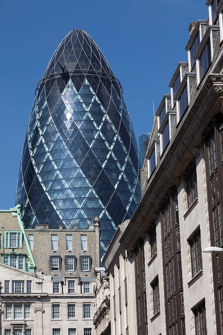 United Kingdom, London, business district of the City, Swiss Re Building and Swiss Re Building nicknamed the Gherkin (pickle) by the architect Norman Foster