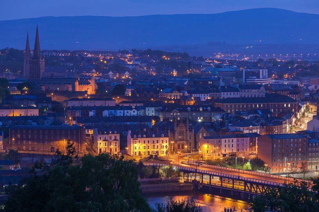 United Kingdom, Northern Ireland, County Londonderry, Derry, elevated town view, dawn