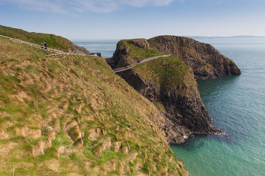 Vereinigtes Königreich, Nordirland, County Antrim, Ballintoy, Carrick-a-Rede Hängbrücke, erhöhte Ansicht