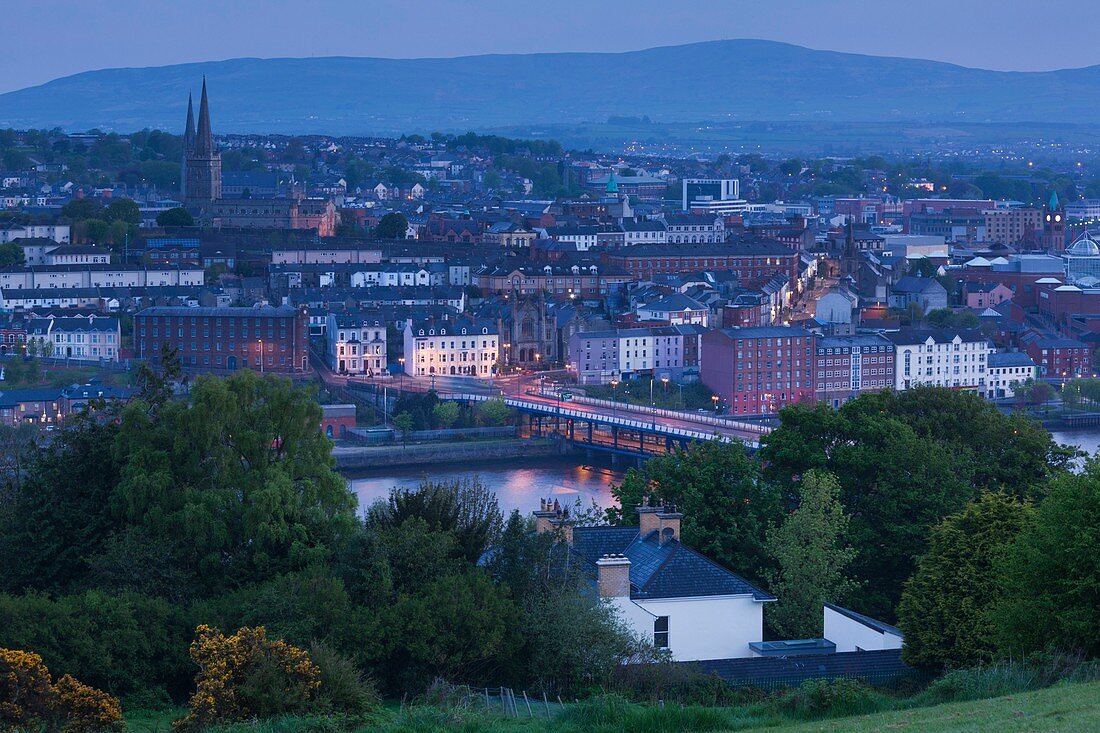Vereinigtes Königreich, Nordirland, County Londonderry, Derry, erhöhte Stadtansicht, Morgengrauen