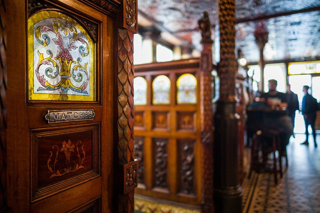 Vereinigtes Königreich, Nordirland, Belfast, Crown Liquor Saloon, historische Bar von 1885, einzigartige private Barzimmer, sogenannte Snugs
