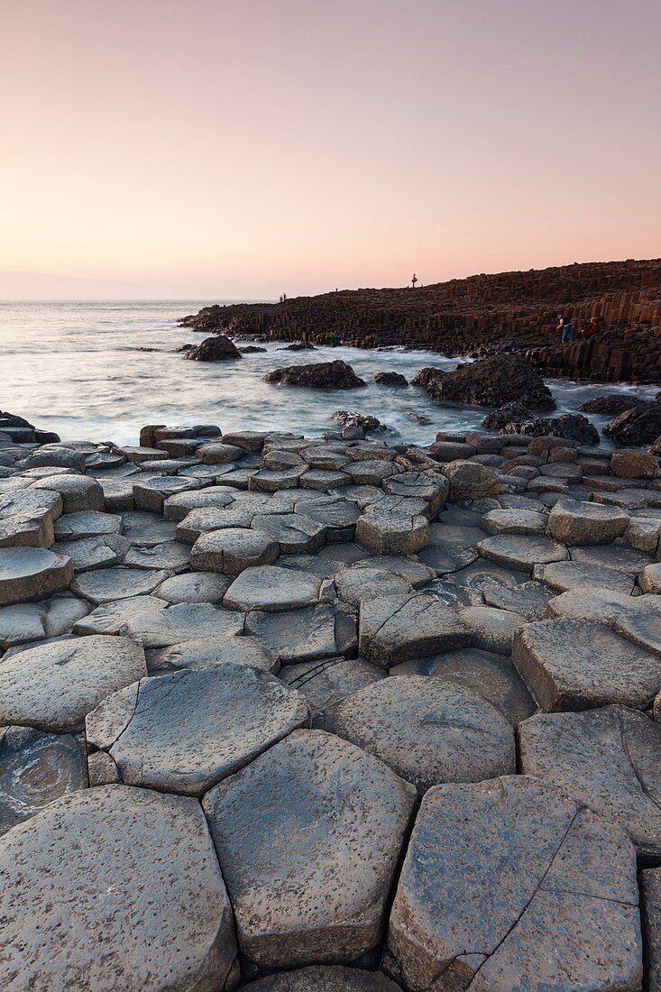 Vereinigtes Königreich, Nordirland, County Antrim, Bushmills, Giants Causeway, Unesco-Weltkulturerbe, Basaltfelsenformation an der Küste, Abenddämmerung