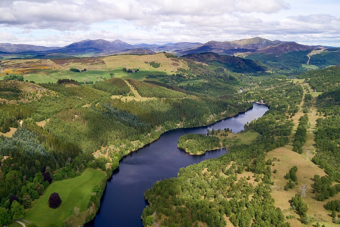 Vereinigtes Königreich, Schottland, Highland, Pertshire, Perth und Kinross, Pitlochry, Loch Tummel bei Queen's View (Luftaufnahme)