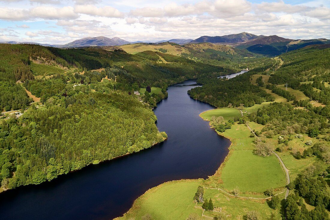 Vereinigtes Königreich, Schottland, Highlands Pertshire, Perth and Kinross, Pitlochry, Loch Tummel bei Queen's View (Luftaufnahme)