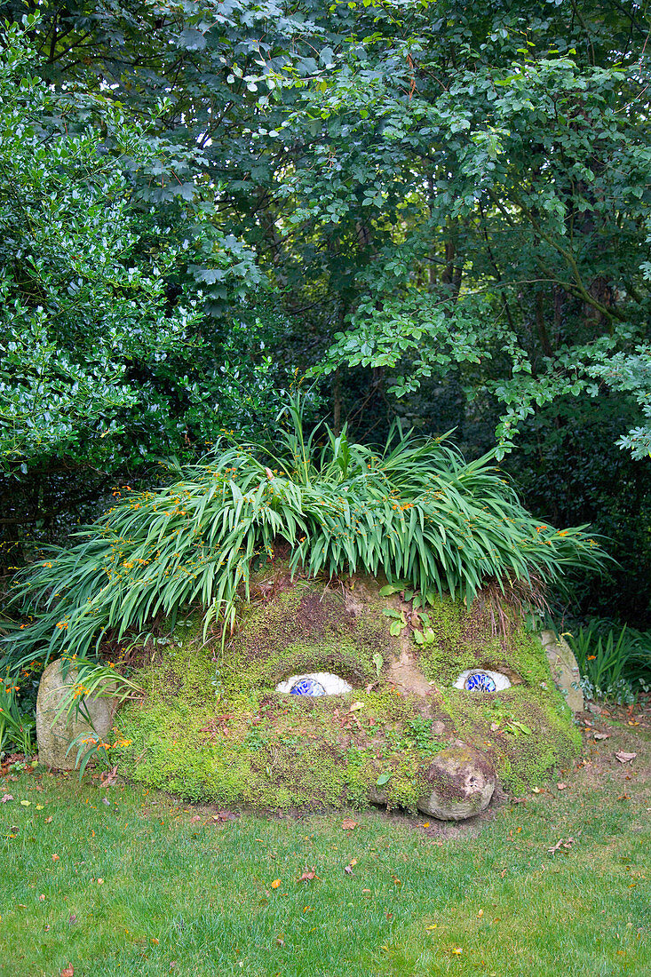 Vereinigtes Königreich, Cornwall, Mevagissey, 'Lost Gardens of Heilgan', Pflanzenskulptur namens The Giant's Head