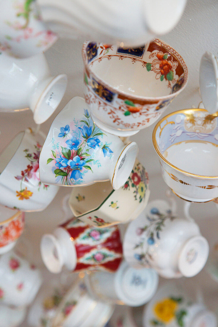 Vereinigtes Königreich, Cornwall, Bodmin, Detail von Teetassen, die an der Decke einer typischen englischen Teestube hängen, in der Nähe des Hausmuseums der Schriftstellerin Jane Austen