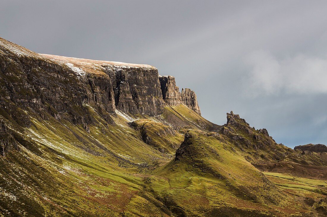Vereinigtes Königreich, Schottland, Highland, Innere Hebriden, Isle of Sky, Halbinsel Trotternish, die Landschaft von Quiraing im Winter