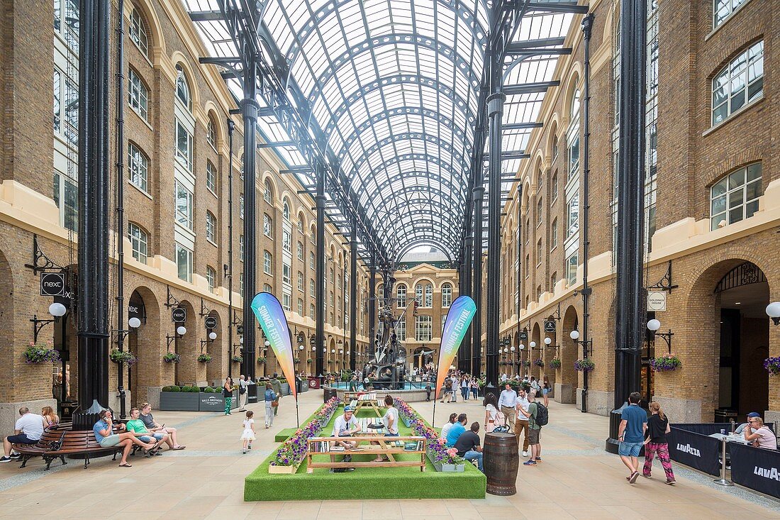 United Kingdom, London, Southwark, Hay's Galleria, a former warehouse with restaurants, shops and lodgings