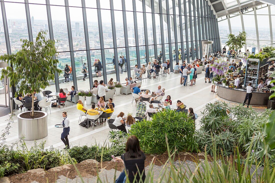 Vereinigtes Königreich, London, The City, Walkie Talkie Tower, im 35. Stock, Sky Garden Bar und Restaurant