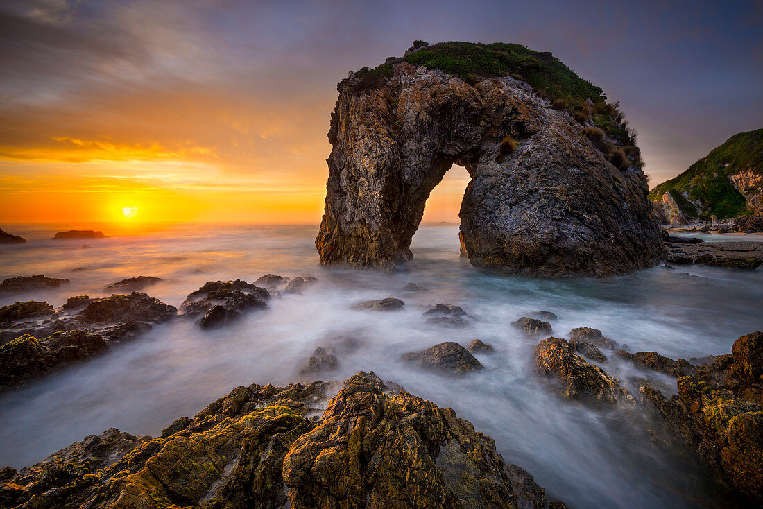 Küstenfelsenbogen bei Sonnenuntergang, Bermagui, New South Wales, Australien