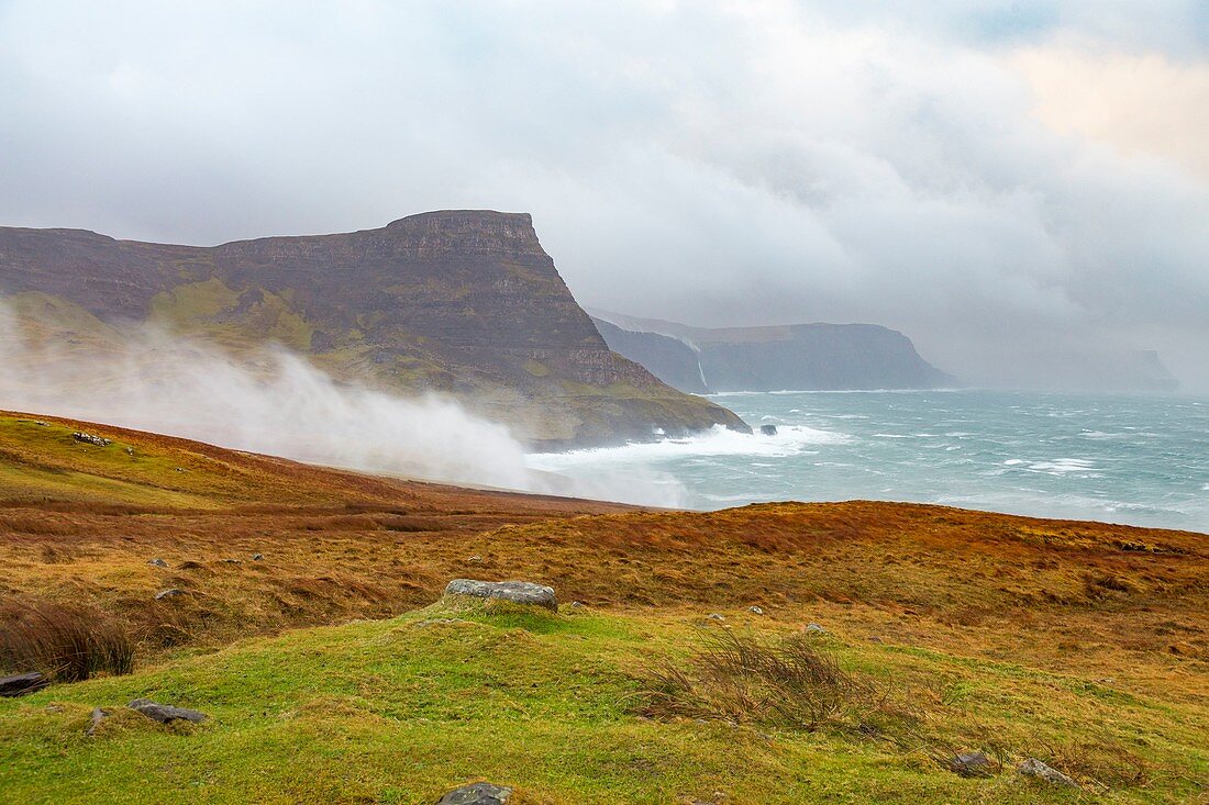 Vereinigtes Königreich, Schottland, Highland, Innere Hebriden, Isle of Skye, Neist Point, Küste mit sehr starkem Wind