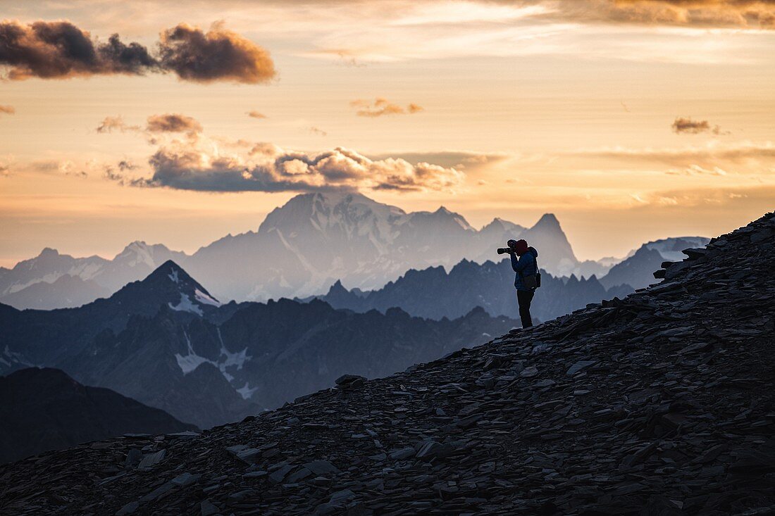 Fotograf bei der Arbeit, Sonnenuntergang in der Nähe der Hütte Quintino Sella, den Mont-Blanc Im Hintergrund, Monte Rosa, Gressoney-La-Trinite, Aosta-Tal, Italien