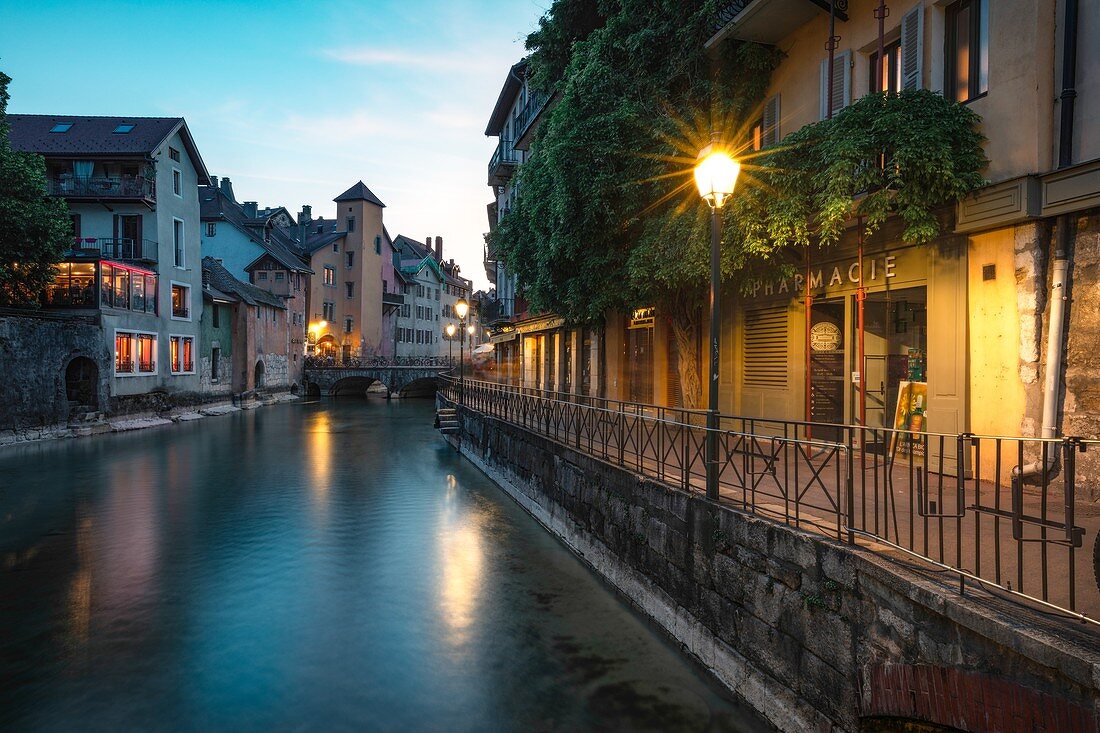 Rue D'annecy am Ufer Des Thiou in der Dämmerung, Annecy, Haute-Savoie , Auvergne-Rhone-Alpes, Frankreich