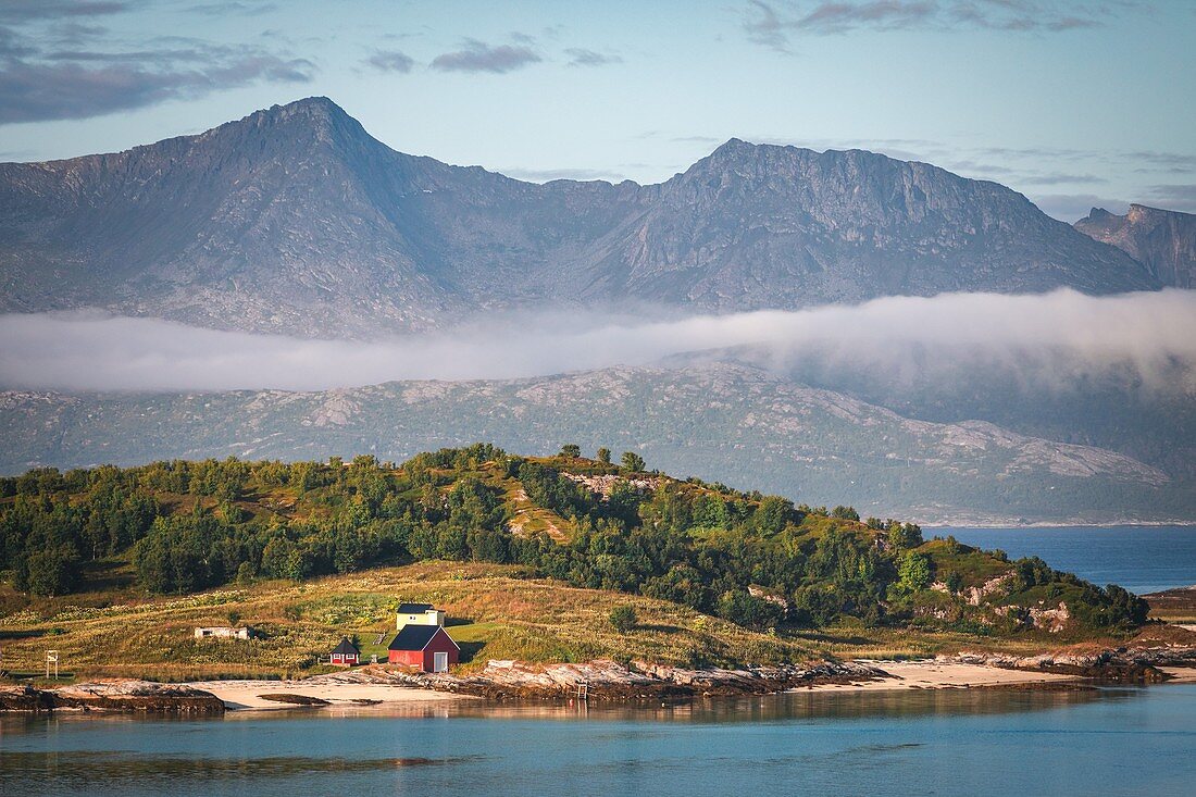 Abgeschiedene Häuser auf einer Insel in der Mitte Des Fjords, Sommaroy, Insel Kvaloya, Tromso, Norwegen