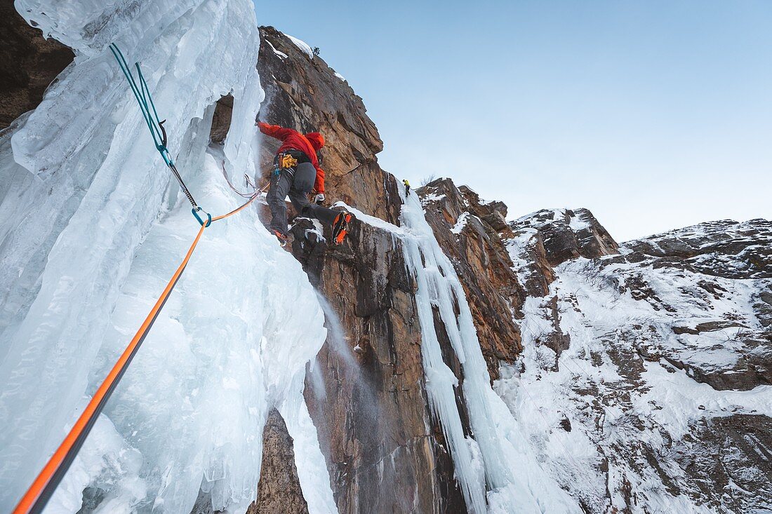 GUIDE STARTING A LENGTHWISE CROSSING OF THE PATRI ICE CASCADE, COGNE, AOSTA VALLEY, ITALY