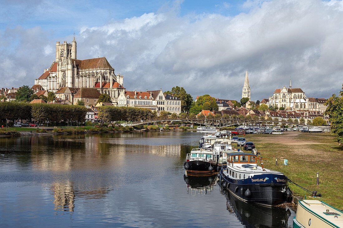 AINT-ETIENNE CATHEDRAL AND SAINT-GERMAIN ABBEY ON THE BANKS OF THE YONNE, QUAI DE L'ANCIENNE ABBAYE, AUXERRE, YONNE, FRANCE