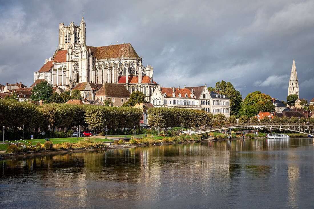 Kathedrale Saint-Etienne und Abtei Saint-Germain am Ufer der Yonne, Quai De La Marine, Auxerre, Yonne, Frankreich