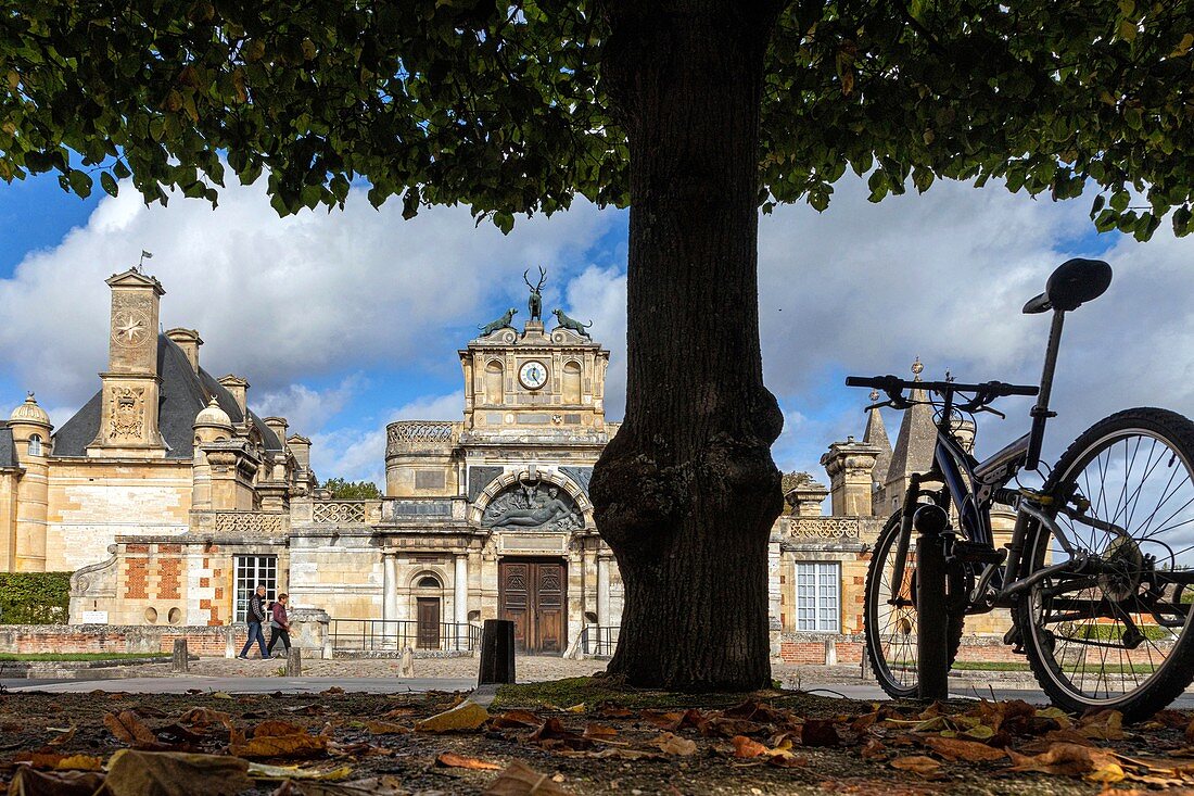 Fahrrad vor dem Château D'anet, Schloss der Diane De Poitiers, Eure-Et-Loir , Frankreich