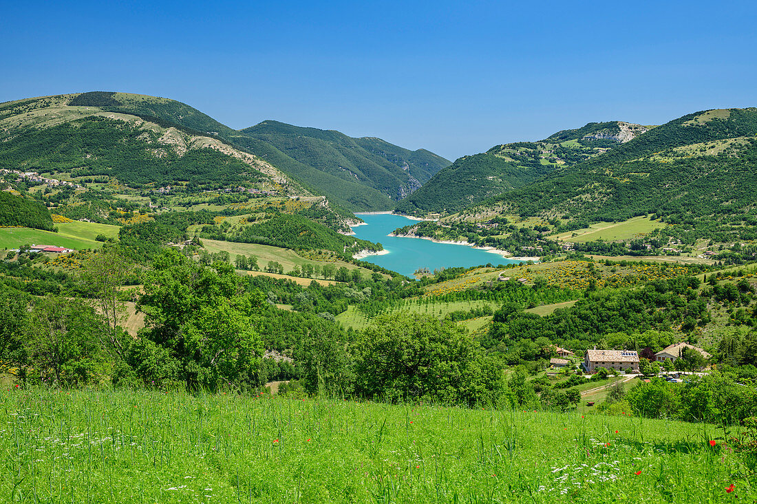 View of Lago di Fiastra, Grande Anello dei Sibillini, Sibillini Mountains, Monti Sibillini, National Park Monti Sibillini, Parco nazionale dei Monti Sibillini, Apennines, Marche, Umbria, Italy