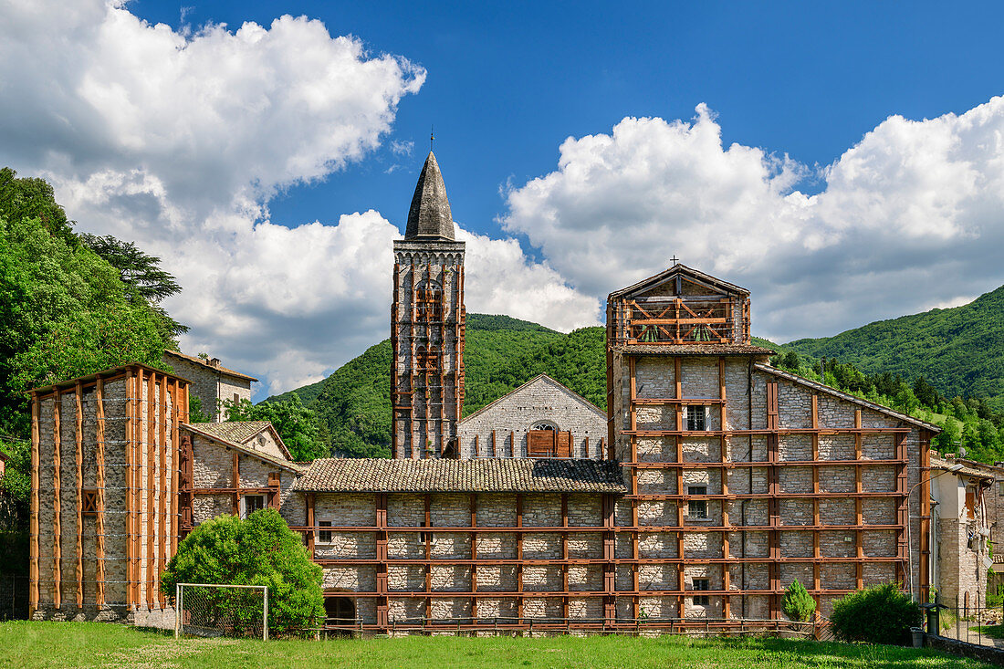 Buildings and church of Visso with supporting columns after earthquake, Visso, Grande Anello dei Sibillini, Sibillini Mountains, Monti Sibillini, National Park Monti Sibillini, Parco nazionale dei Monti Sibillini, Apennines, Marche, Umbria, Italy