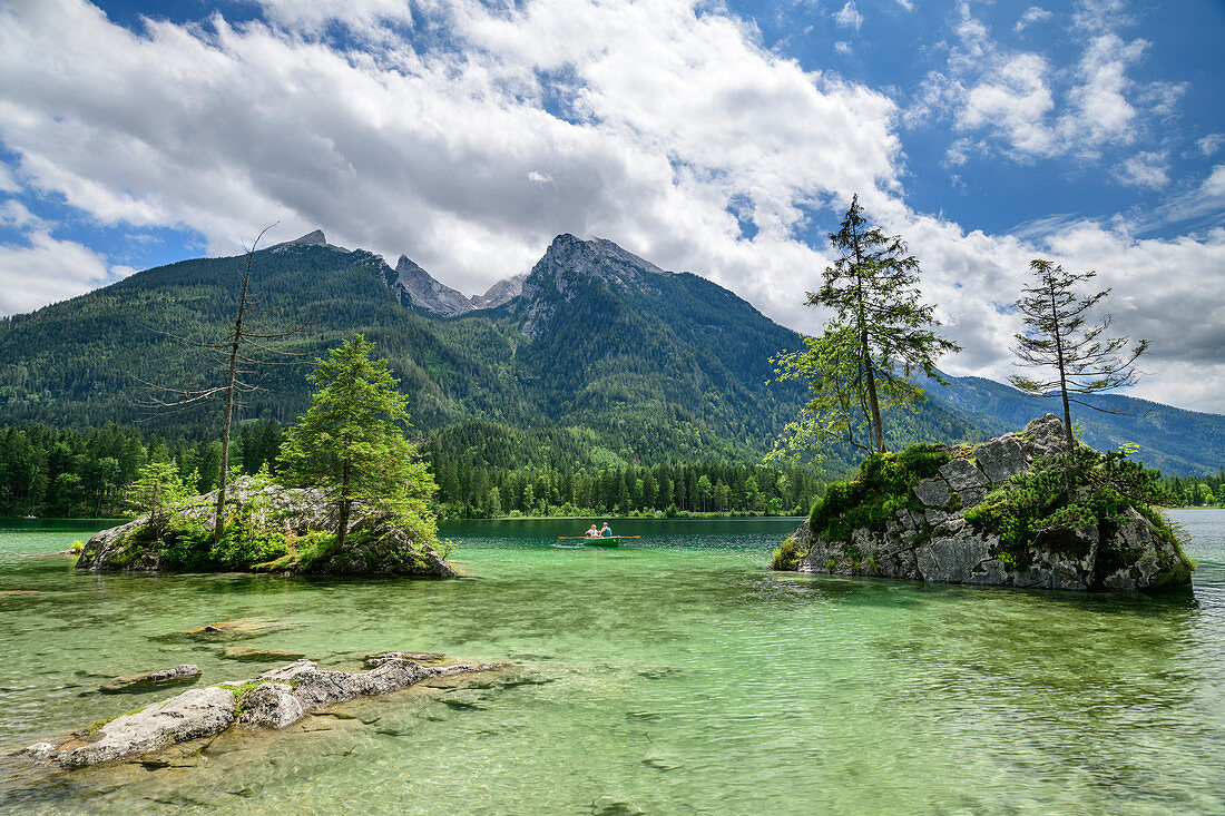 Hintersee mit zwei Personen in Ruderboot, Hochkalter im Hintergrund, Hintersee, Berchtesgadener Alpen, Berchtesgaden, Nationalpark Berchtesgaden, Oberbayern, Bayern, Deutschland